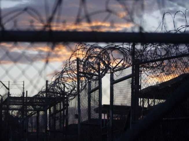 Obama thách thức Trump về tù nhân Guantanamo