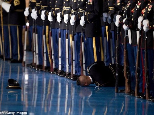 Lính Mỹ ngất xỉu trong lễ chia tay Tổng thống Obama