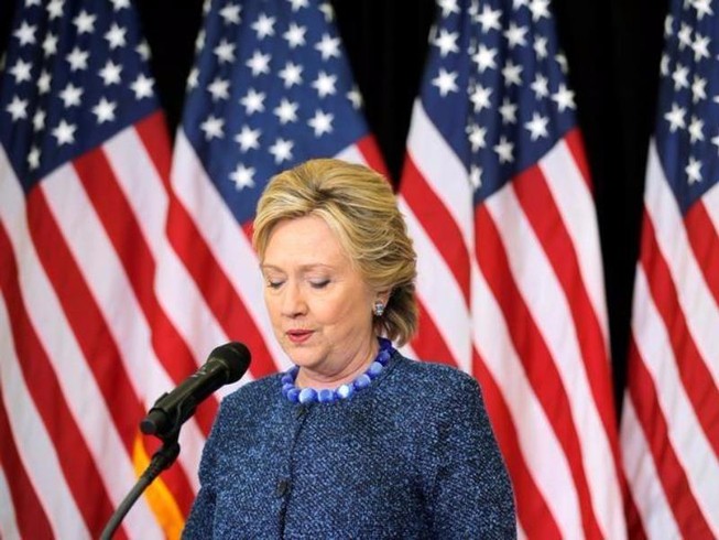 Điều tra FBI lật lại vụ email bà Clinton sát bầu cử