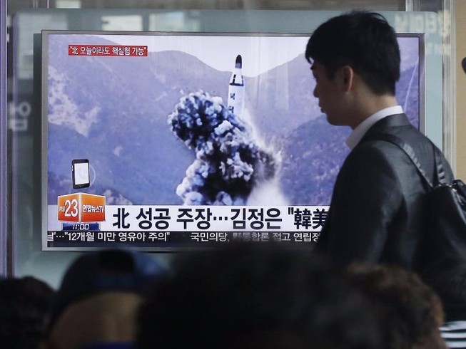 Triều Tiên sắp phóng 2 tên lửa làm quà mừng Trump