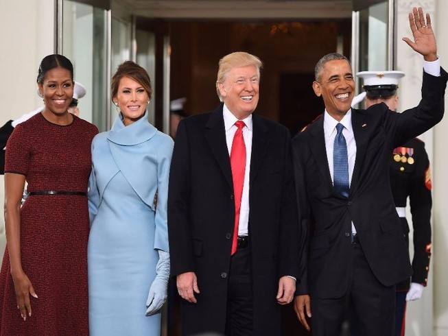 Clip: Vợ chồng Obama đón vợ chồng Trump tại Nhà Trắng