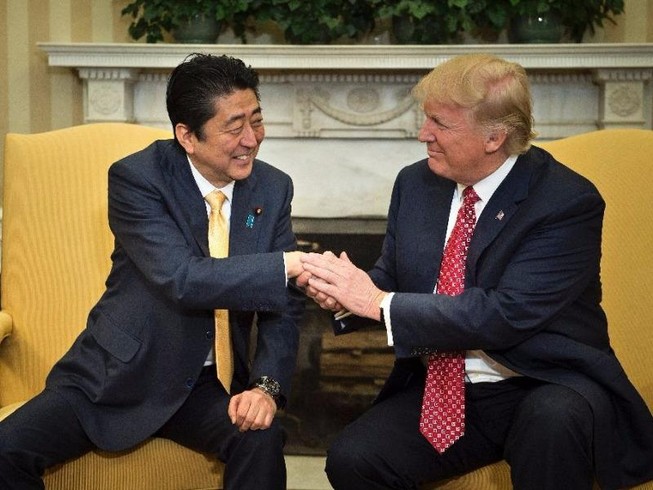 Trump hứa bảo vệ Nhật, mời Abe cùng nghỉ cuối tuần