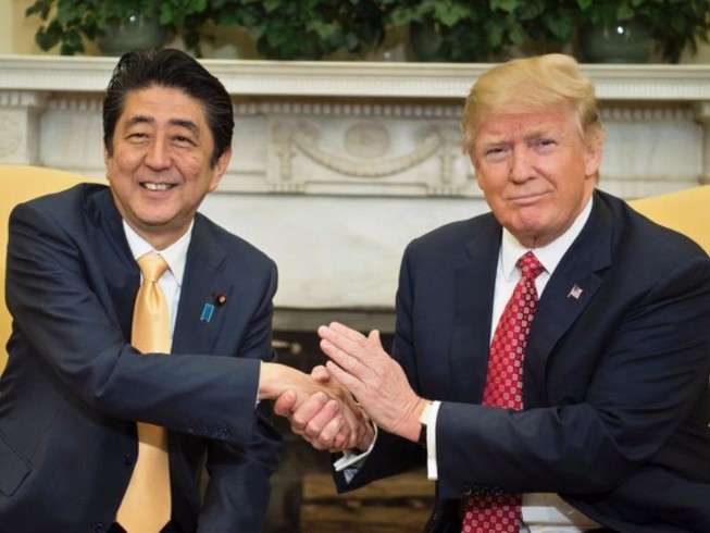 Trump, Abe phản đối vũ lực, cải tạo biển Đông