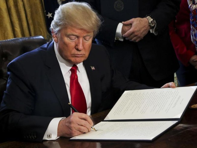Thua ở tòa, ông Trump muốn ra lệnh cấm nhập cư mới