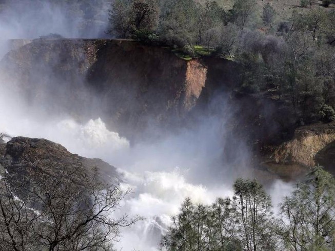 Lo vỡ đập, dân California sơ tán khẩn