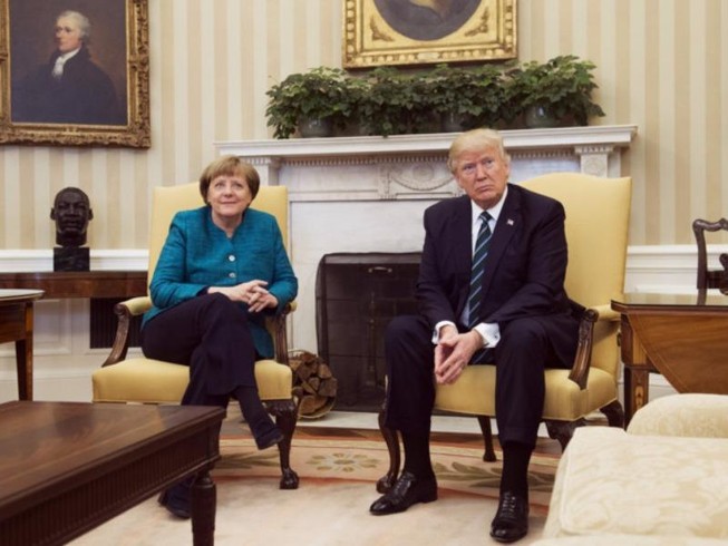 Ông Trump gượng gạo từ chối bắt tay bà Merkel