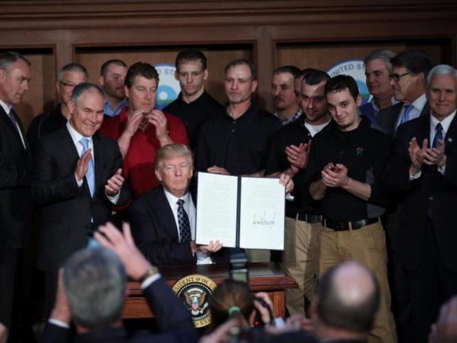 Ông Trump ký sắc lệnh bỏ quy định khí hậu của ông Obama