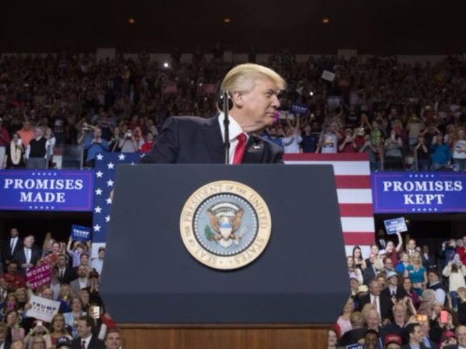Tại sao Trump bất ngờ chuyển từ đối nội sang đối ngoại?