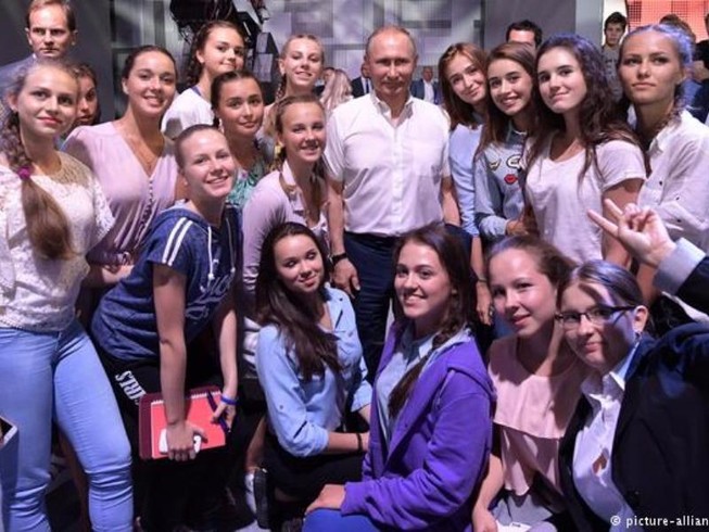 Ông Putin đứng lớp giảng bài cho học sinh Nga