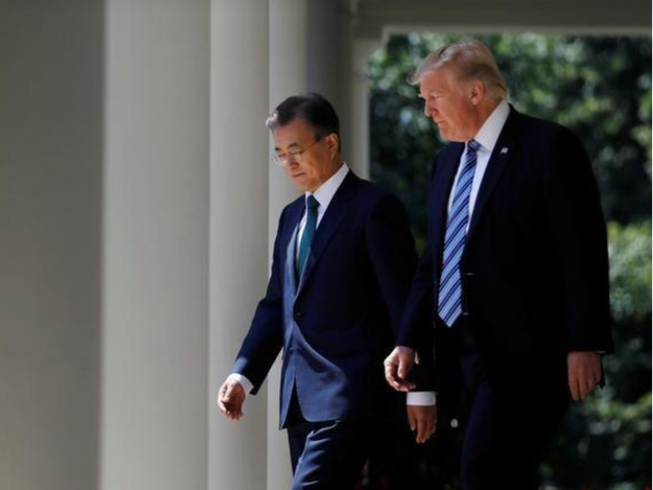 Ông Moon muốn đối thoại Triều Tiên, ông Trump thì không