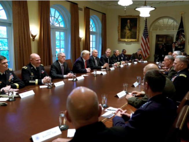 Gặp quân đội, ông Trump ám chỉ ‘bình yên trước bão’