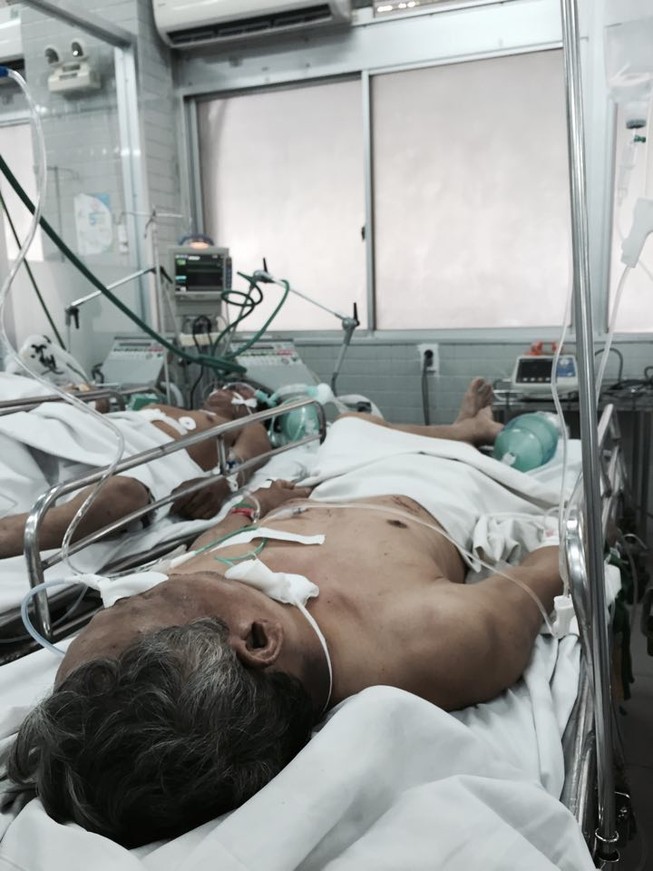 Ba người trong gia đình nằm gục bên vũng máu giữa đêm