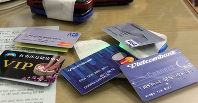 Người nước ngoài dùng thẻ tín dụng giả mua túi xách trăm triệu