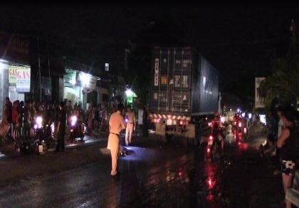 Va chạm xe máy và container, 1 người tử vong tại chỗ