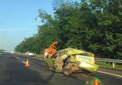 Ô tô 4 chỗ bị xe tải tông nát phần đuôi trên cao tốc