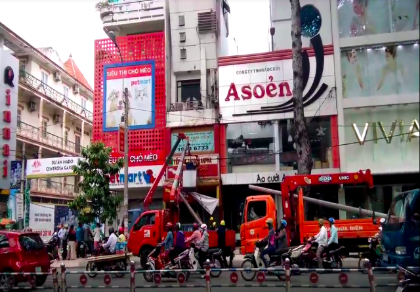 Trụ điện đè sập cửa hàng lúc nửa đêm, cả khu vực mất điện