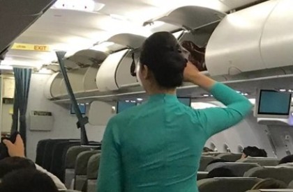 Bị khách thương gia tát, nữ tiếp viên được nghỉ thêm 6 ngày