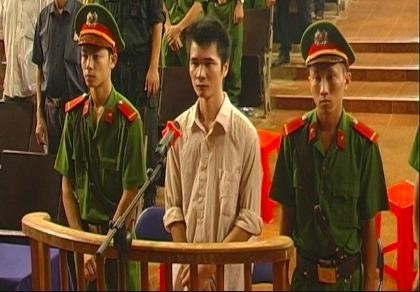 Lĩnh án 12 năm tù vì bực chuyện cũ cầm dao chém người