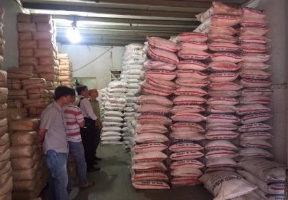 Thu giữ lô hàng thuốc lá và đường cát lậu khổng lồ
