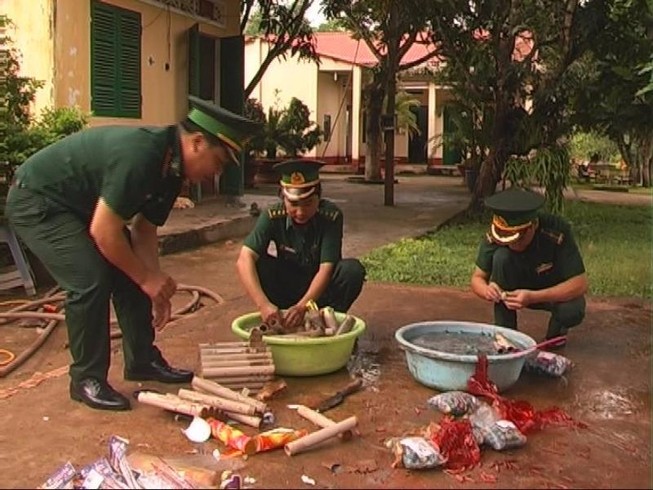 Tiêu hủy nhiều loại pháo buôn lậu từ Campuchia