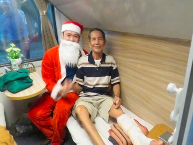 Hành khách đi tàu hỏa được ông già Noel tặng quà