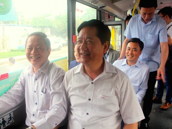 Bí thư Đinh La Thăng đi xe buýt mới từ Tân Sơn Nhất