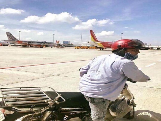 Lý giải lý do người đi xe máy vào được sân đậu máy bay