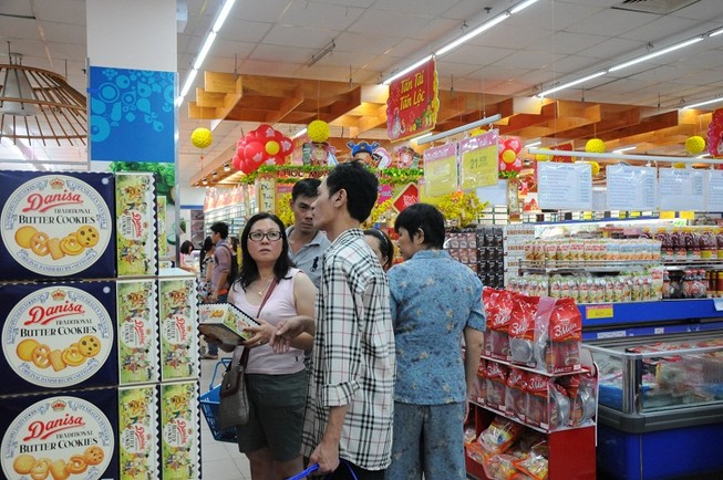 Hàng Tết trưng bày sớm, giảm giá mạnh