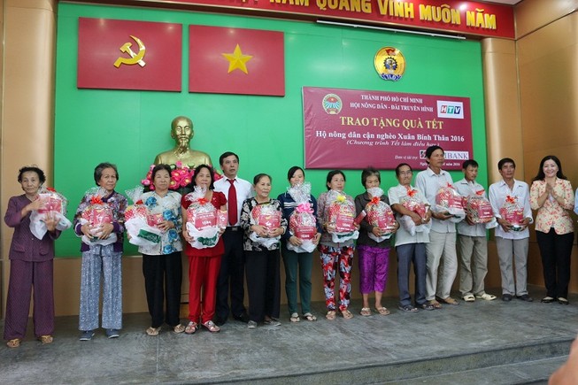 Agribank trao quà tết cho hộ nghèo tại Bình Chánh, Cần Giờ