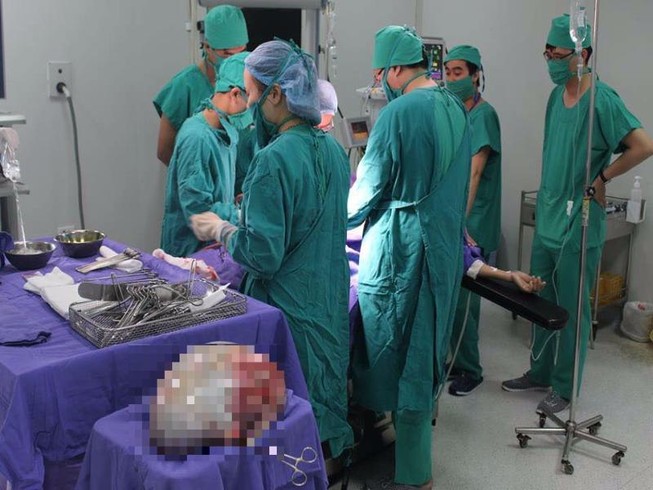 Cắt bỏ khối u nang buồng trứng khổng lồ nặng hơn 6 kg