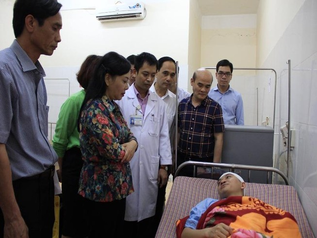 Bộ trưởng Bộ Y tế thăm bác sĩ bị hành hung vỡ đầu