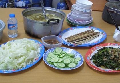 Bữa cơm canh rau của nhân viên cấp cứu