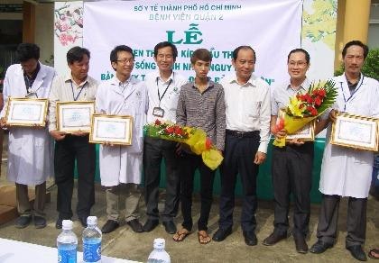 Khen thưởng các bác sĩ cứu sống nạn nhân nguy kịch