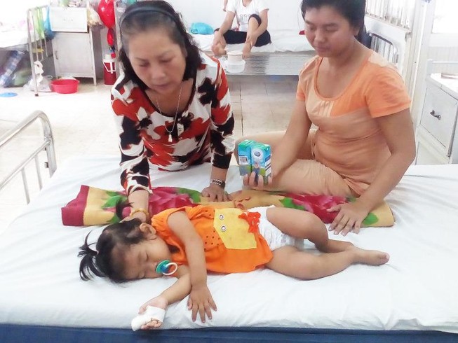 Phải tháo khớp vì giật bóng đèn trên bàn thờ ông Địa