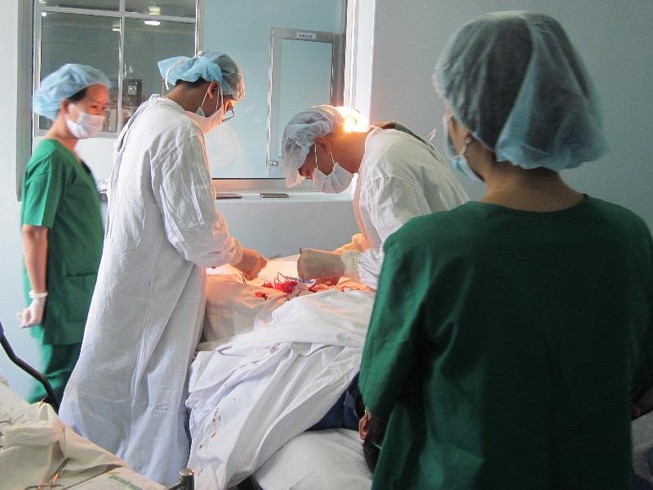 Cứu nam thanh niên bị thương nặng ở 'chỗ hiểm'