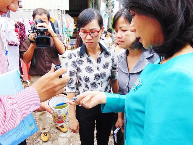 Phó chủ tịch UBND TP.HCM hướng dẫn dân diệt lăng quăng