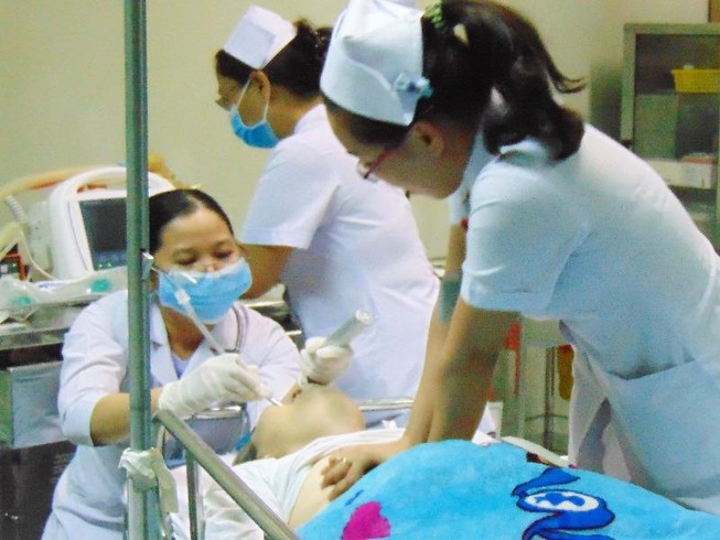 Xe tải lùi đụng người đi lễ, gây tử vong