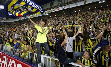 Đội bóng Fenerbahce bị những tay súng tấn công trực diện