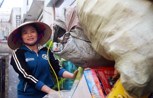 Chị ve chai làm thủ tục nhận 5 triệu yen nhặt được