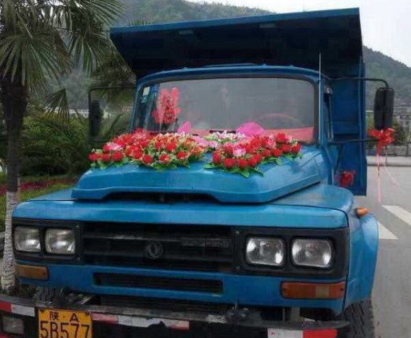 Chú rể 'chơi trội' khi đón dâu bằng... đoàn xe tải