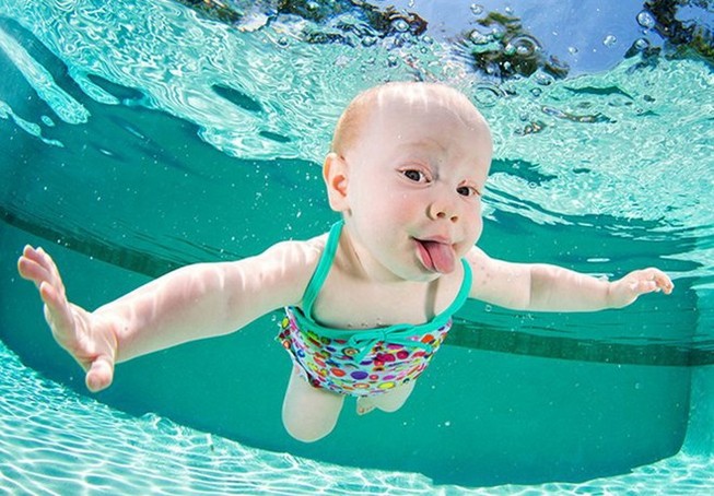 Những khoảnh khắc tập bơi đáng yêu và hài hước của bé