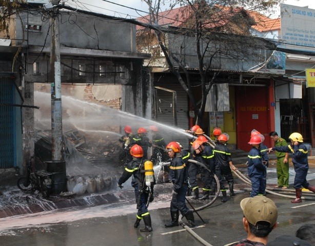 Huy động gần trăm cảnh sát chữa cháy cửa hàng hóa chất