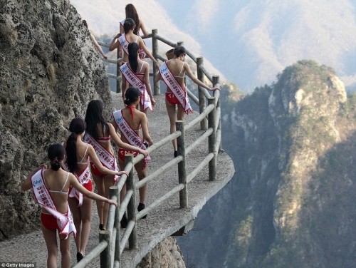 Màn catwalk ở độ cao 2.000m của thí sinh hoa hậu bikini