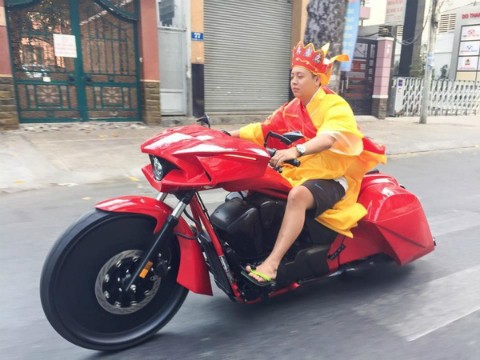 ‘Đường tăng’ cưỡi mô tô khủng trên phố Sài Gòn