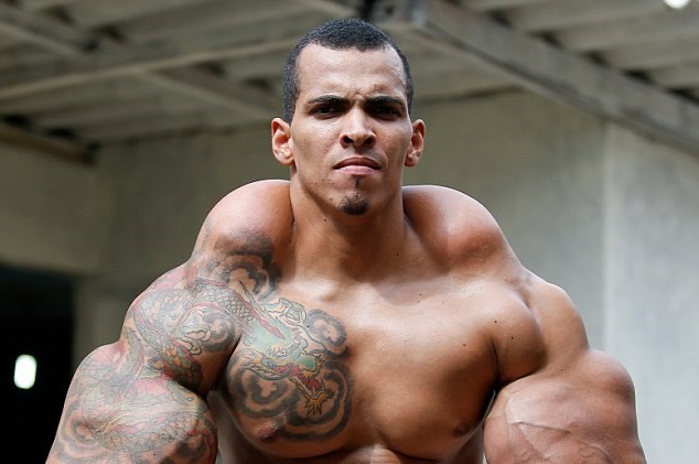 Vận động viên thể hình liều mạng để có cơ bắp giống Hulk