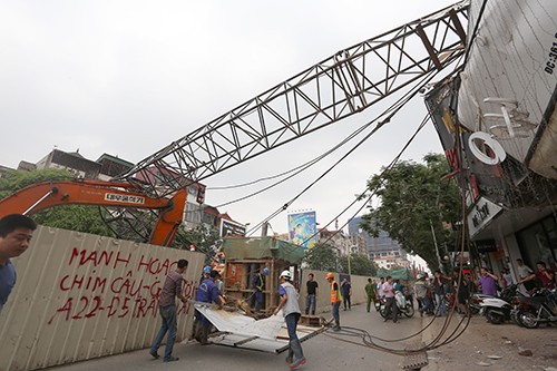 Cần cẩu thi công tuyến metro Nhổn - Ga Hà Nội đổ làm 1 người bị thương