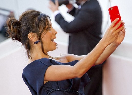 Bất chấp lệnh cấm, sao nữ vẫn “tự sướng” tại Cannes