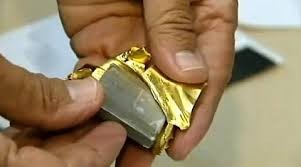 Bị bắt vì mang vàng giả đi bán