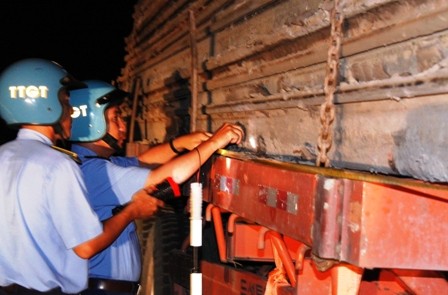 Thanh tra giao thông “đo” độ lỳ với xe chở quá tải