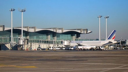 Dọa có bom ở sân bay để hoãn chuyến bay của bạn gái